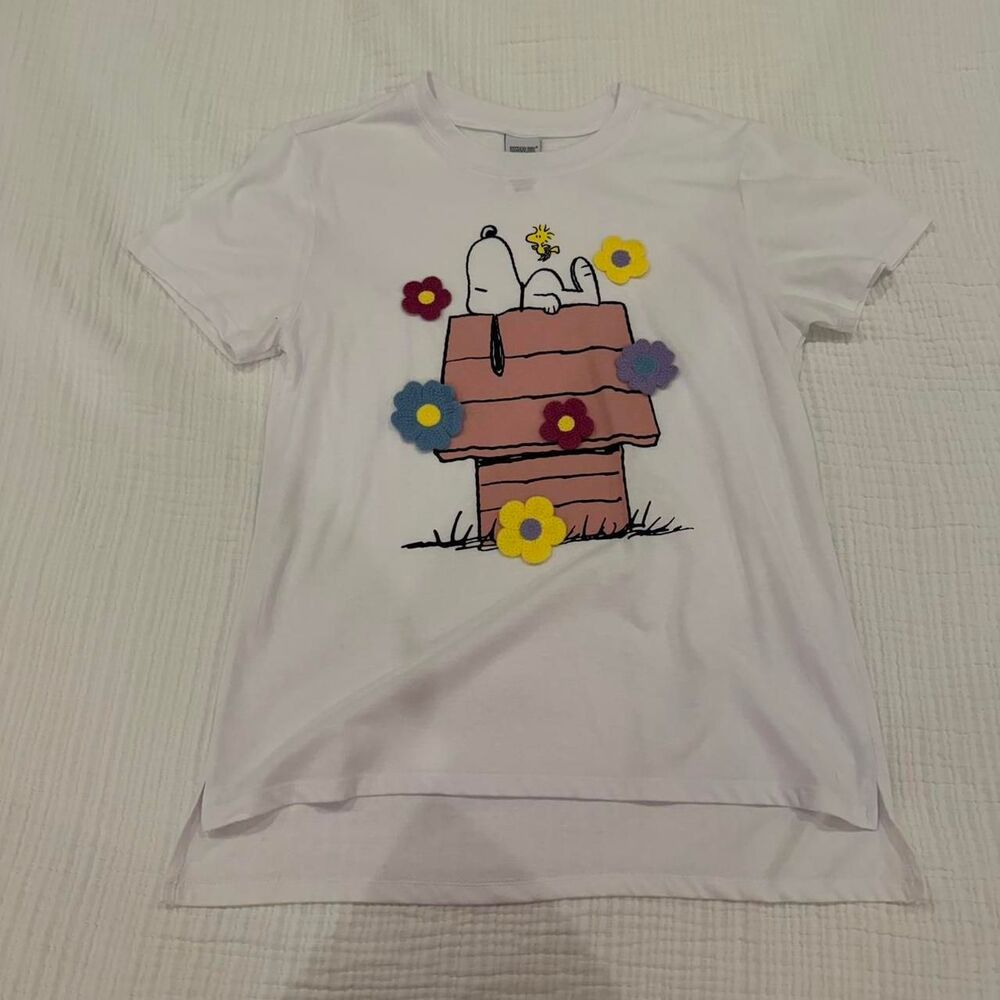 peanuts snoopy flower appliqué graphic tee